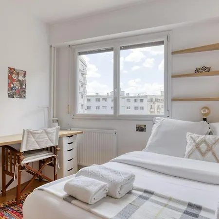 Apartment Light & Warm Flat With Balcony - Heart Of 15