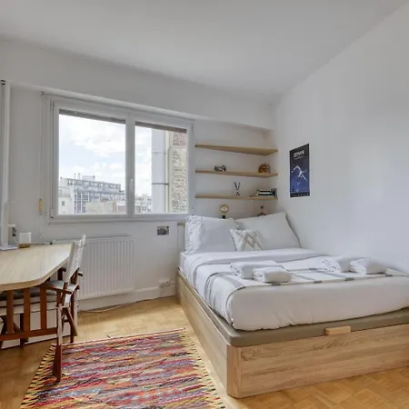 Apartment Light & Warm Flat With Balcony - Heart Of 15 Paris