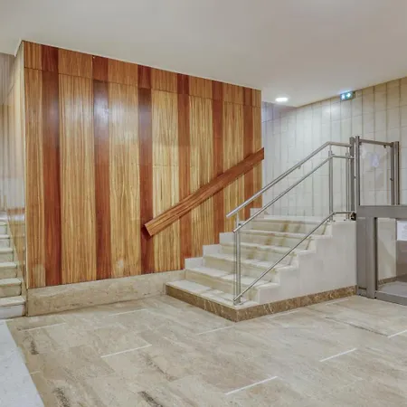 Apartment Light & Warm Flat With Balcony - Heart Of 15 *