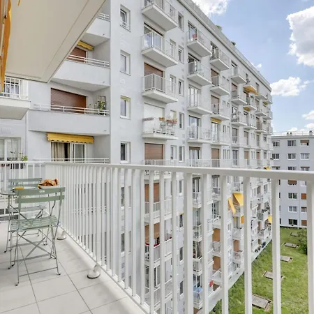 Apartment Light & Warm Flat With Balcony - Heart Of 15